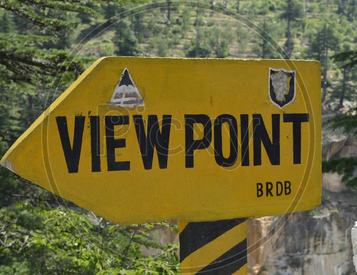 A yellow sign board with view point written on it.
