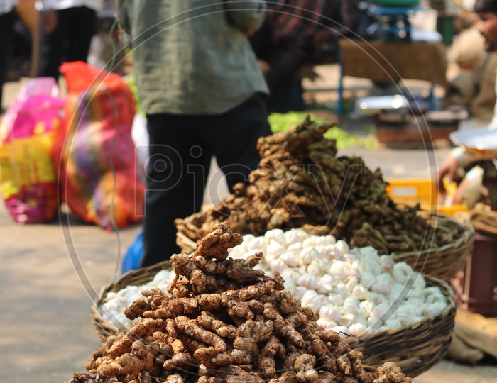 Ginger and garlic arranged in a basket for sale