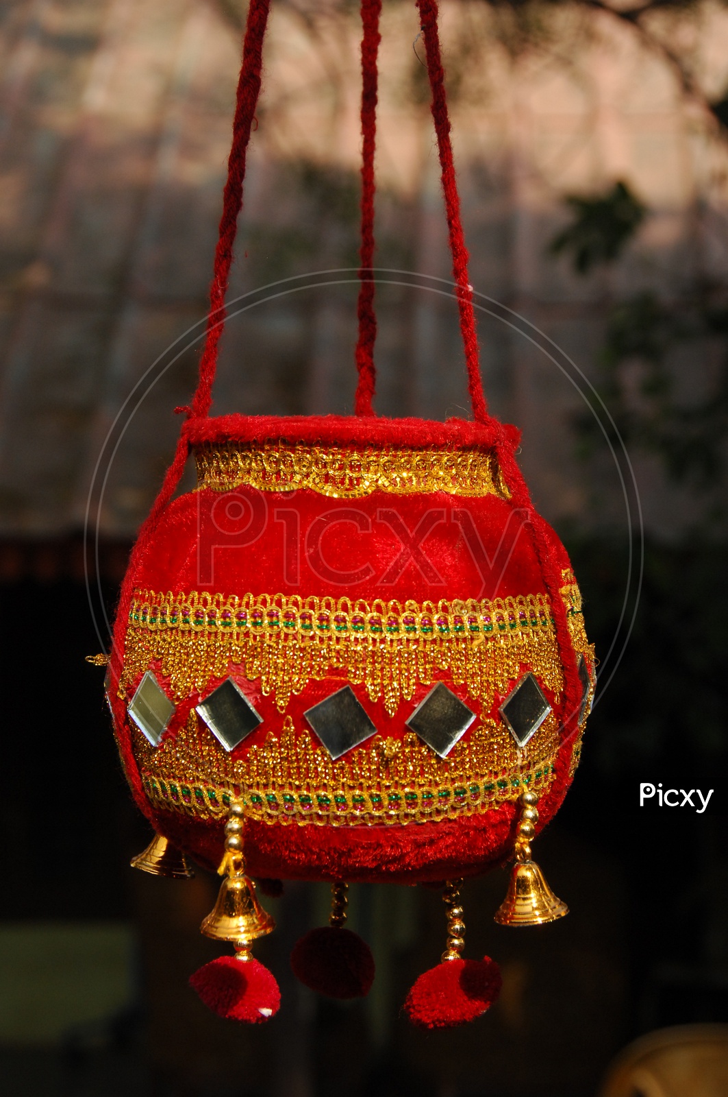 Decorated earthen pot