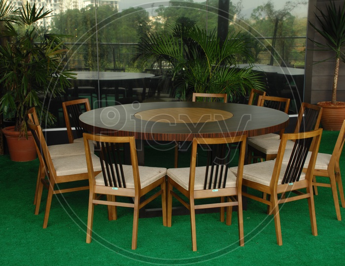 Round table With Chairs