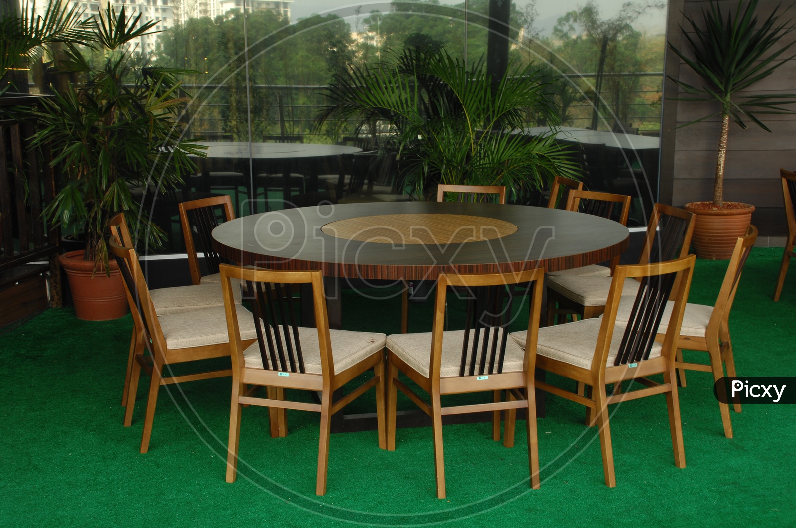 Round table With Chairs