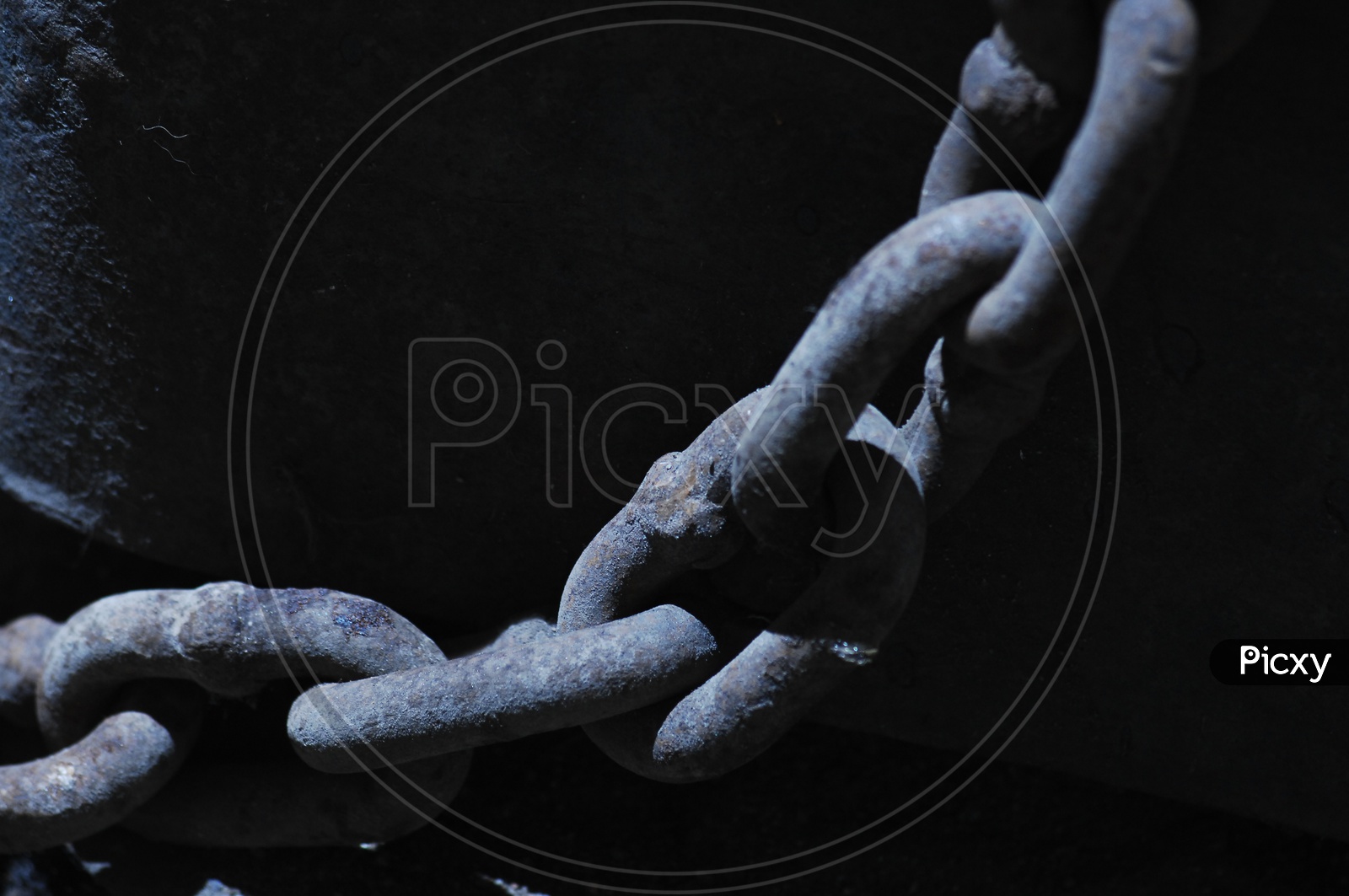 Image of Cast Iron Chain With Links-AV929184-Picxy