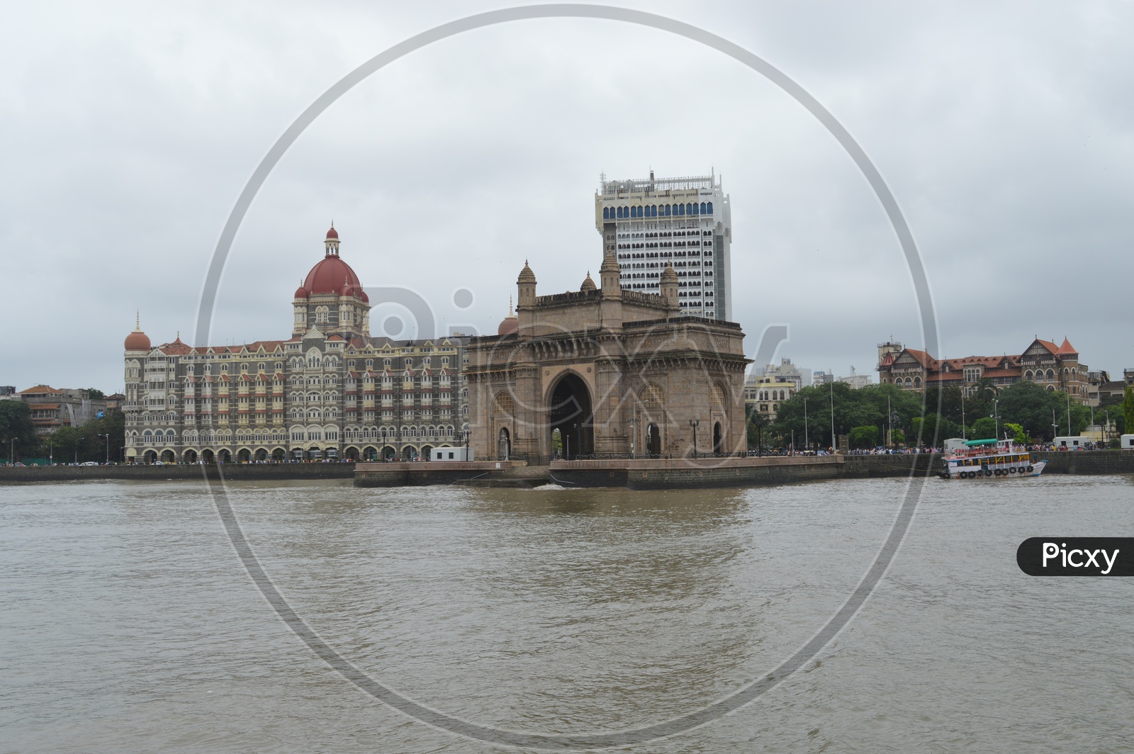 Image of Gateway Of India in Mumbai with Taj Hotel in Background -LZ805546-Picxy