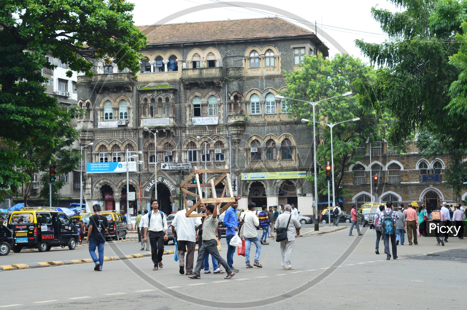 People on the streets of Mumbai