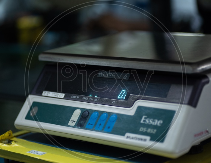 Electronic Weighing Machine  With Digital Numeric Display