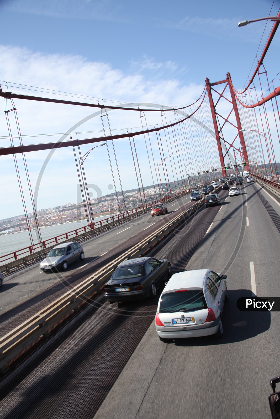 Traffic on 25 De Abril suspension bridge