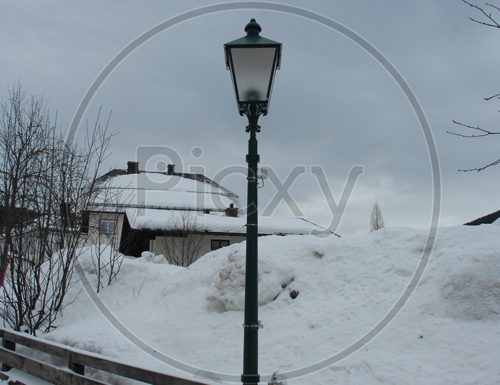 A lamp during the snow