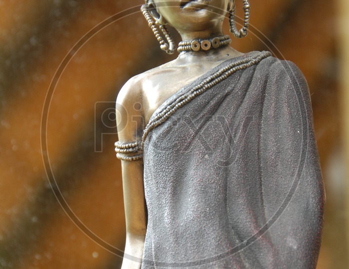 A Bronze sculpture of a woman