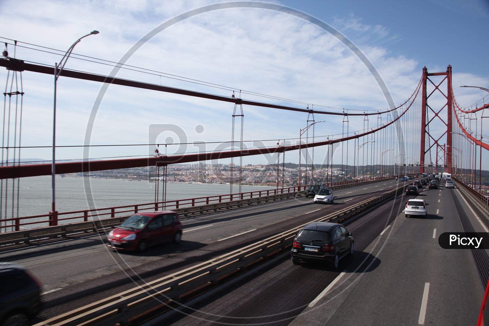 Traffic on the De Abril suspension bridge