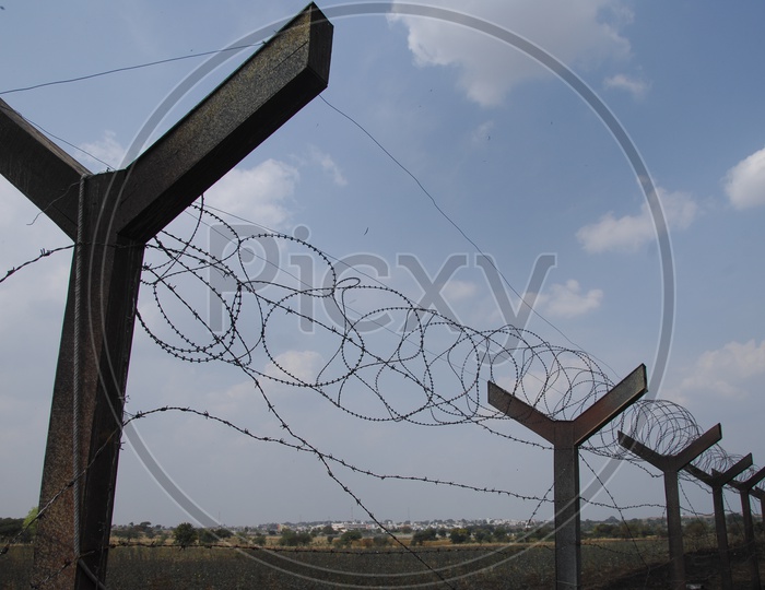 Spiral Barbed Wire Fence or Razor Wire Wall Safety Fence