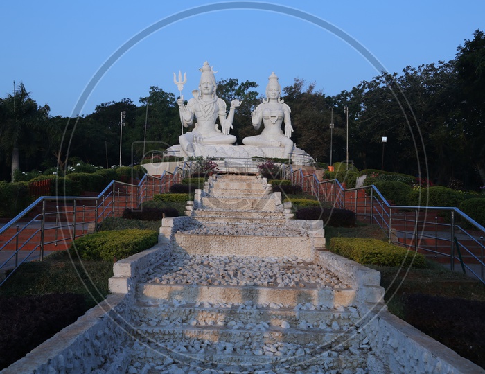 Lord Shiva and Parvathi Statue