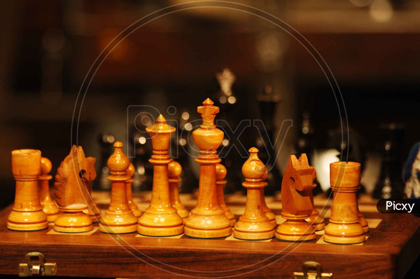 image-of-chess-pieces-on-a-chess-board-xp932195-picxy