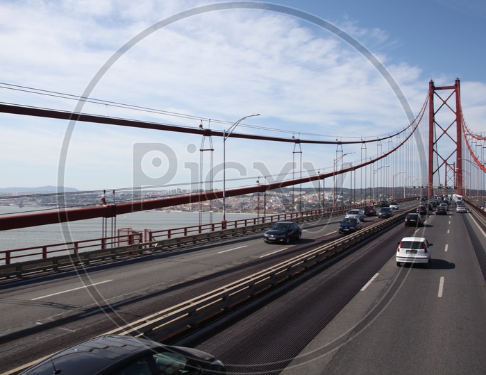 Traffic on the 25 De Abril suspension bridge