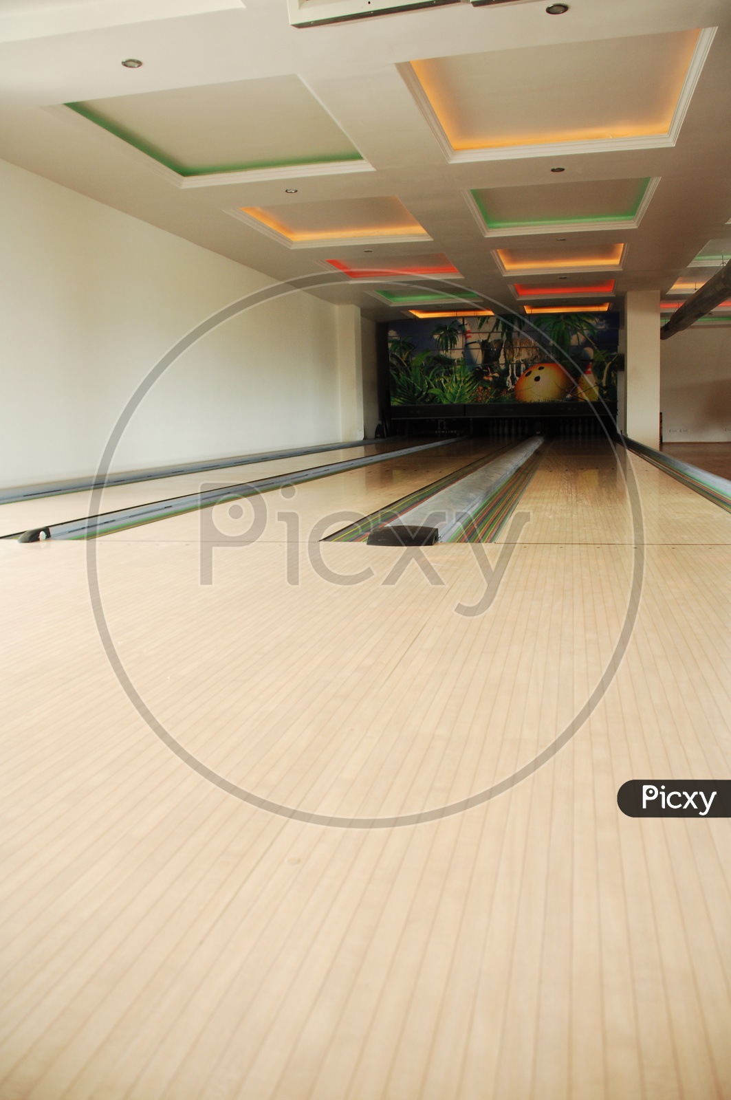 Image of Ten-pin bowling-AZ962189-Picxy