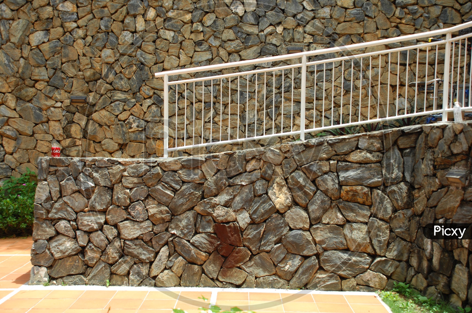A wall build with different shapes of rocks