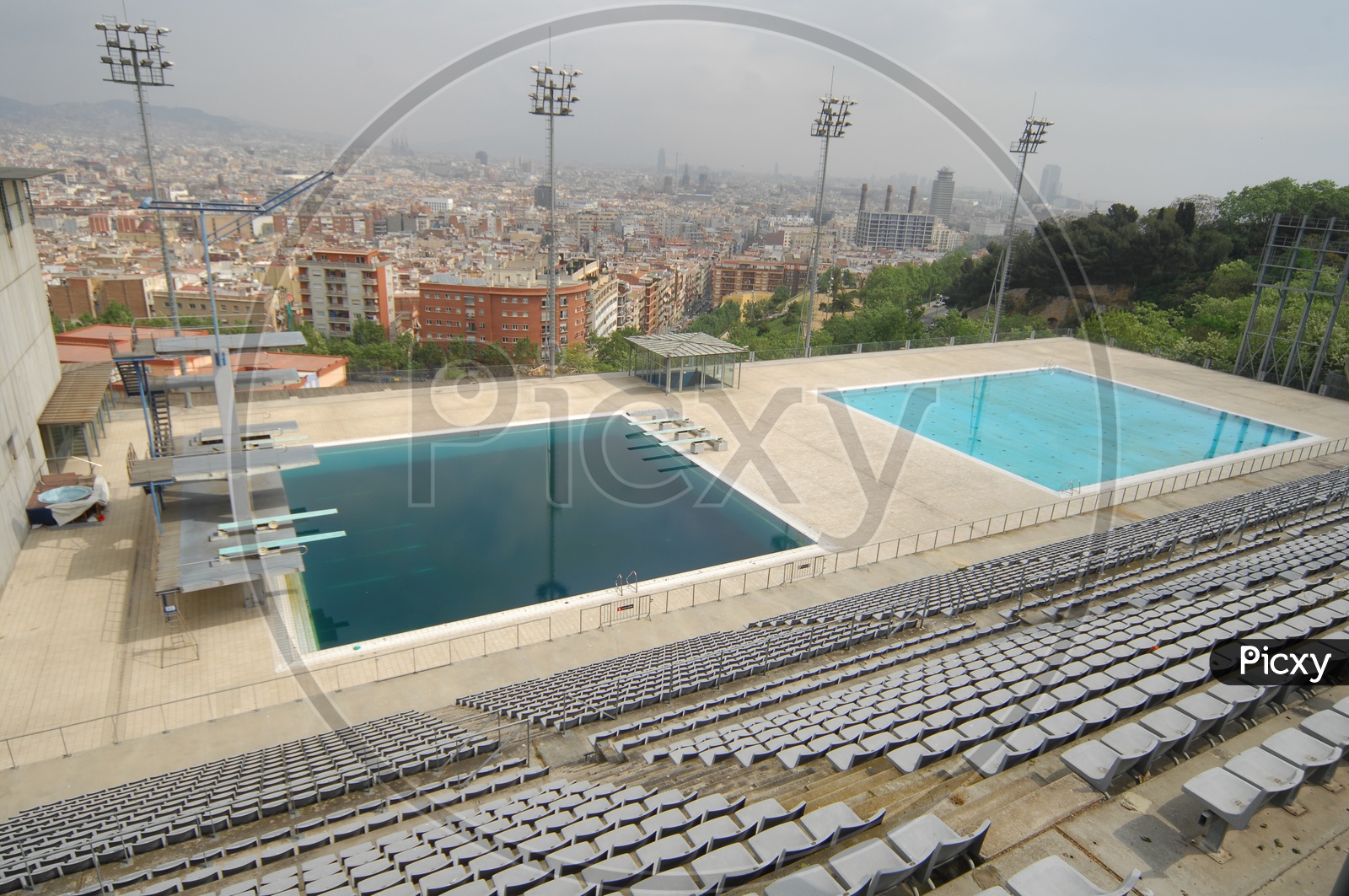 Seating arrangement of audience by the swimming pool