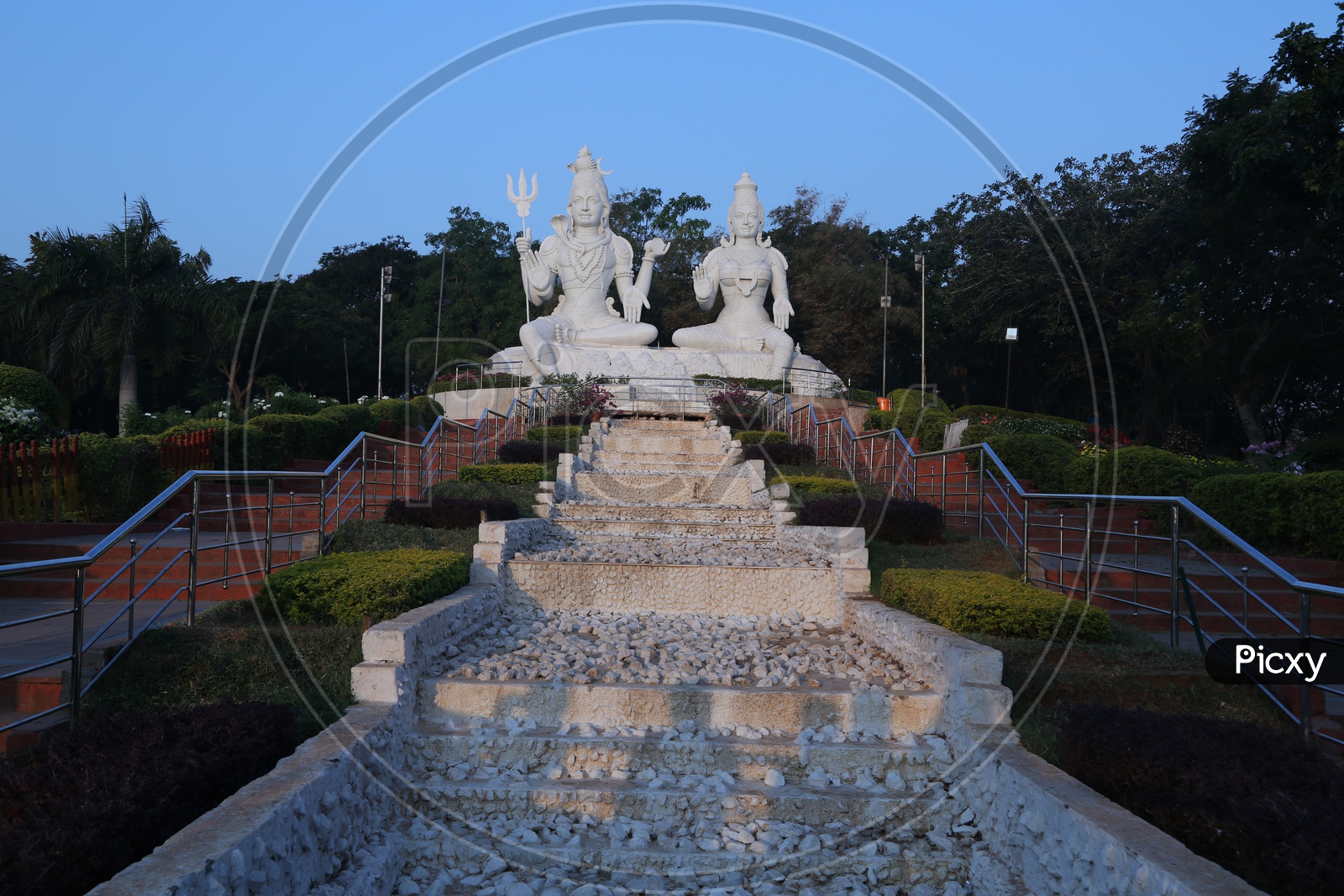 Lord Shiva and Parvathi Statue