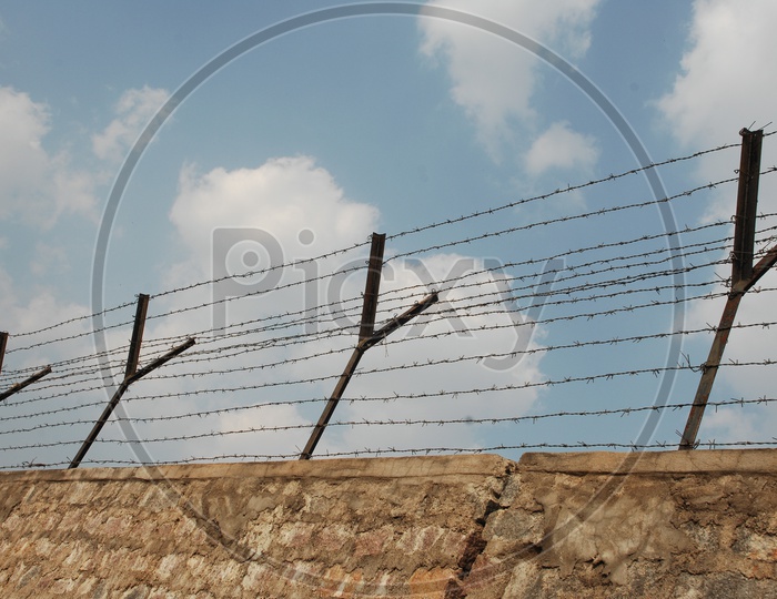 Spike Metal Wire Security Fence Or Razor Metal Fence