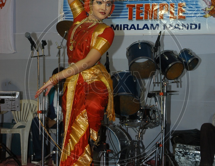traditional dance performance in mahankali bonalu festival