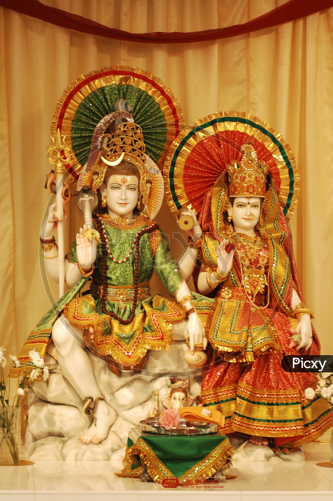 Lord Shiva and Parvathi statues