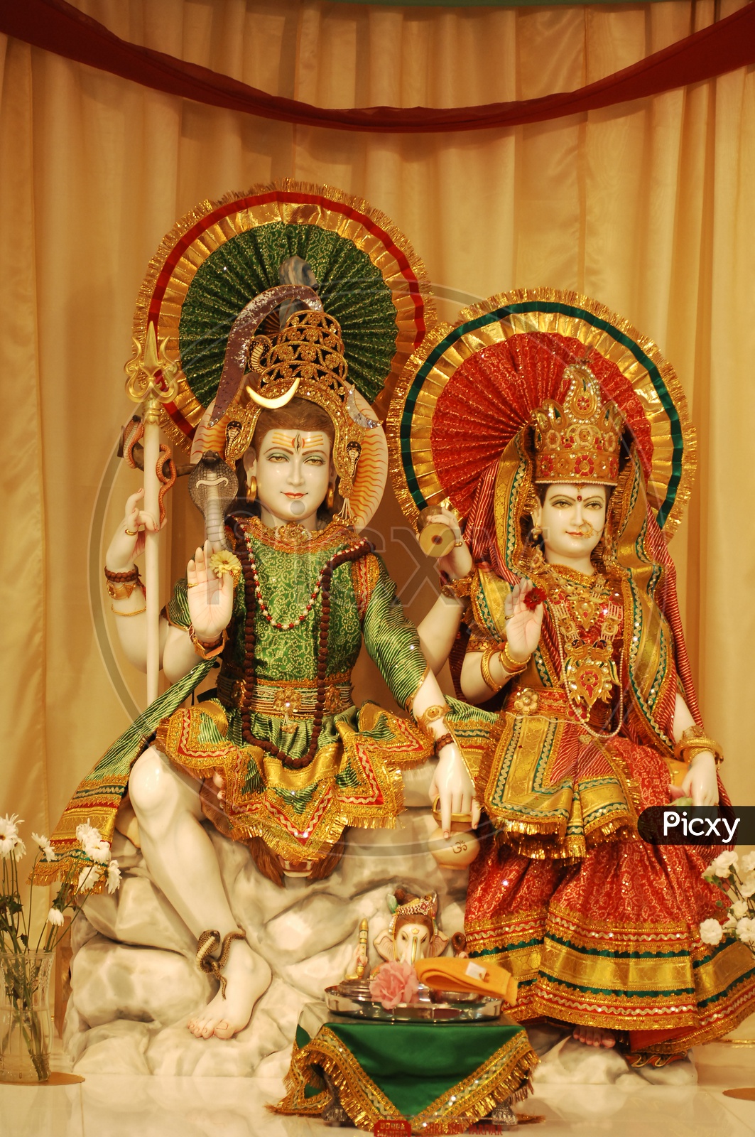 Lord Shiva and Parvathi statues