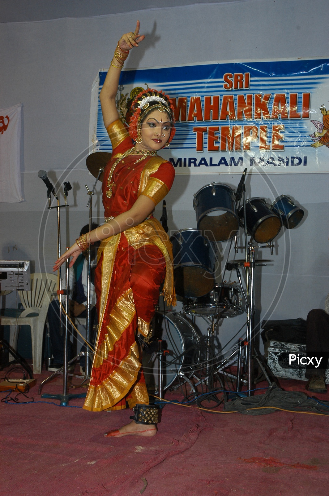 traditional dance performance in mahankali bonalu festival