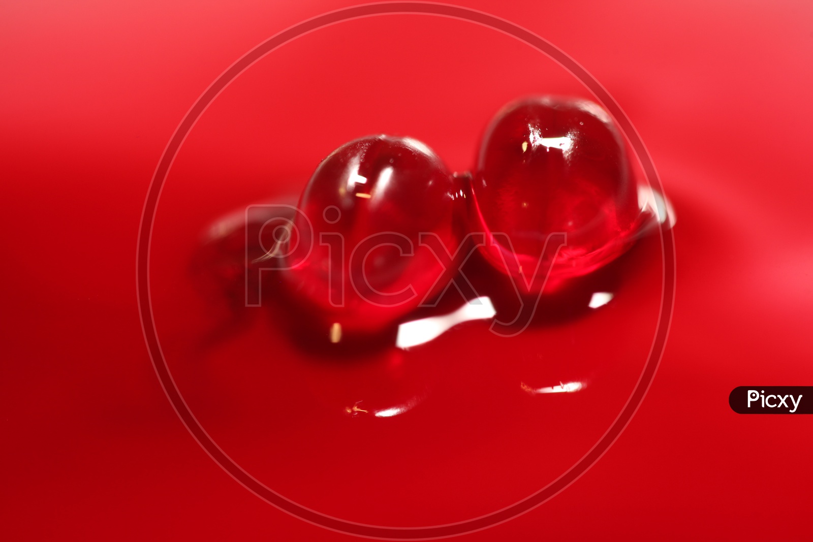 Red capsules and liquid