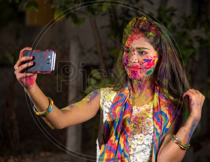 191 fotos e imágenes de Holi Festival Selfie - Getty Images