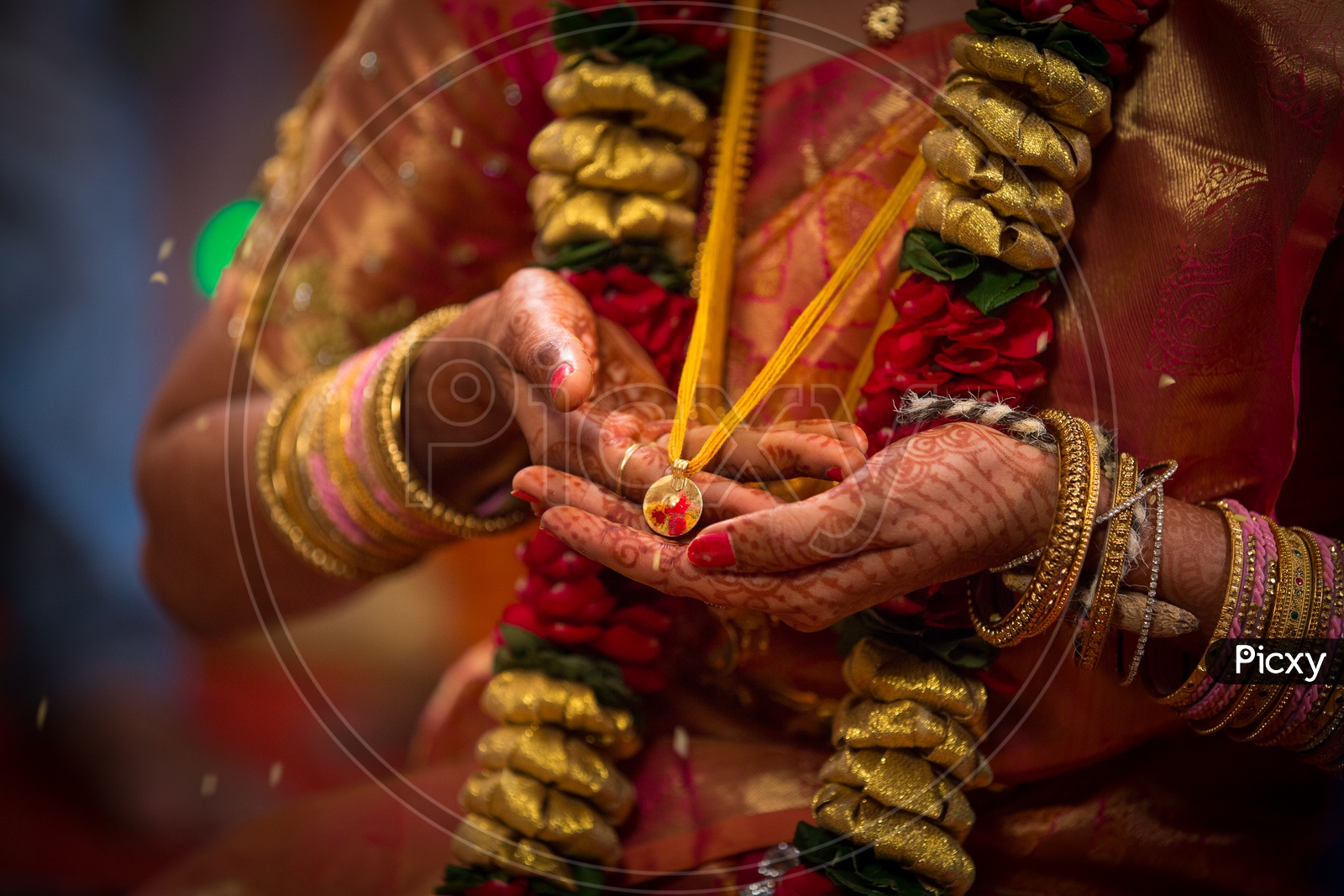 bride hands on mangal sutra / Hindu Wedding / South Indian Wedding / Wedding Rituals / SOuth Indian Wedding Shots