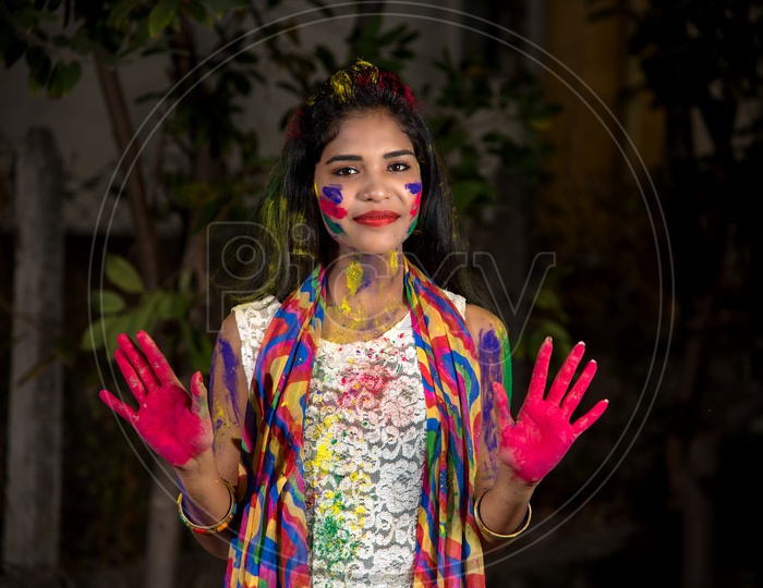 Image Of Young Indian Girl Showing Color Palm Celebrating Holi Ys975679 6193