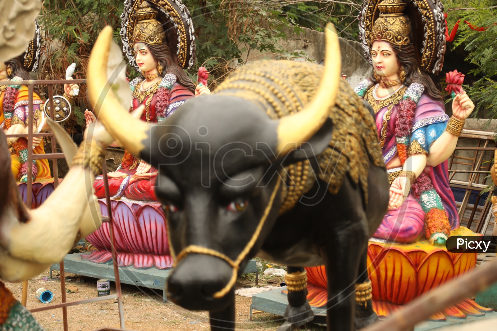 Indian Bull Plaster  of Paris Statue For Set works