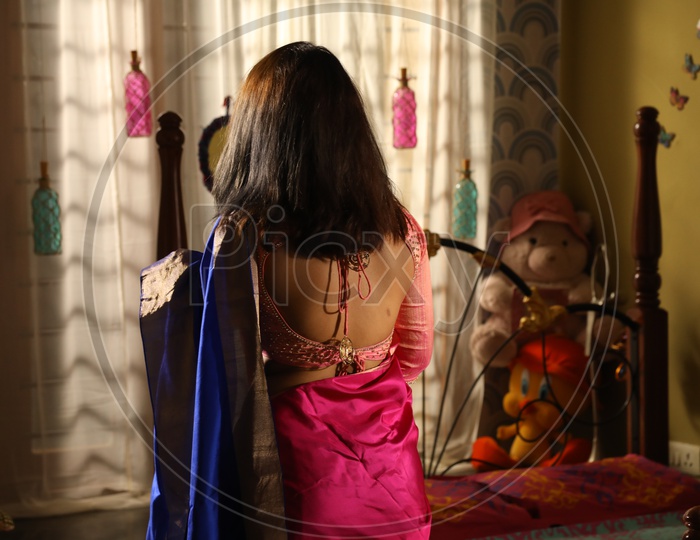 Image of Back Side View Of an Indian traditional Woman Wearing Saree -LP898624-Picxy