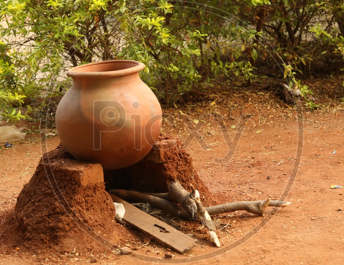 Clay pot on a chulha