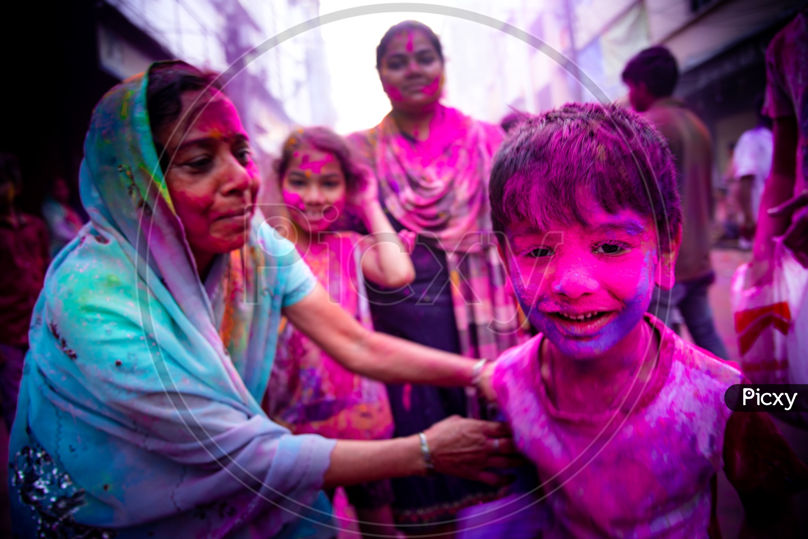 image-of-marwari-or-marwadi-community-celebrate-holi-in-hyderabad-on