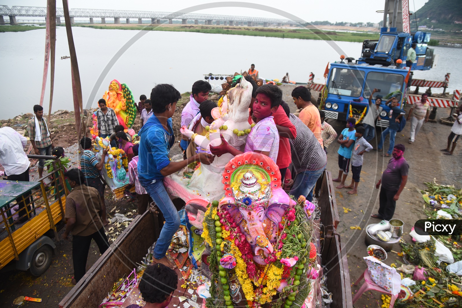 Kids unloading the Ganesha Idol from the truck