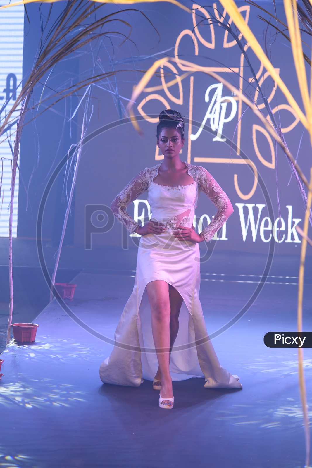 Kriti Sanon walks the ramp at Lakme Fashion Week | Indiablooms - First  Portal on Digital News Management
