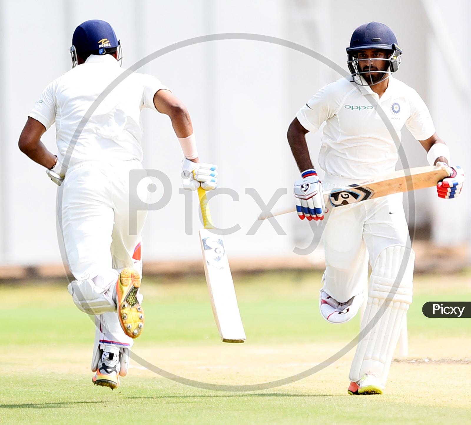 Image of Cricket players running between the wicketsUJ474707Picxy