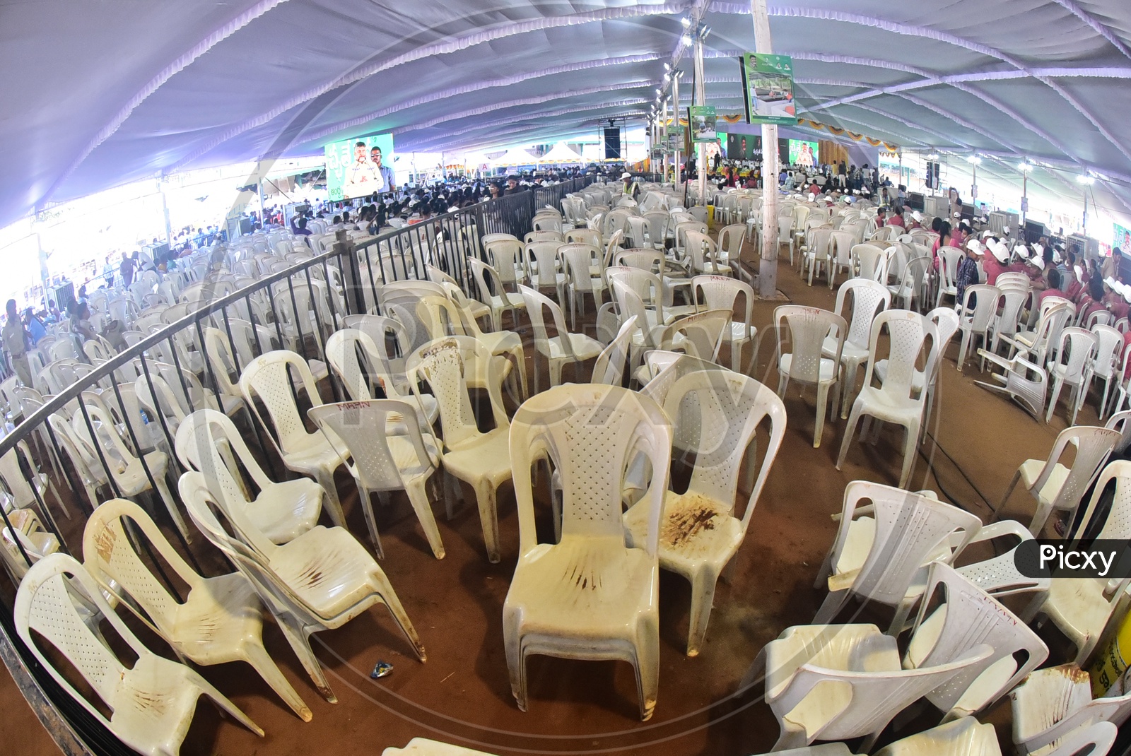 Image of Seating arrangement for the audienceYX575284Picxy