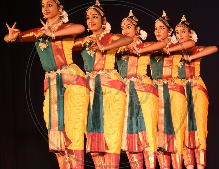bharatanatyam dancers performing on stage