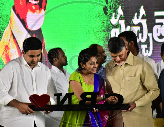 A girl presenting gift article to Chandra Babu Naidu during the launch of Swachh Andhra Mission