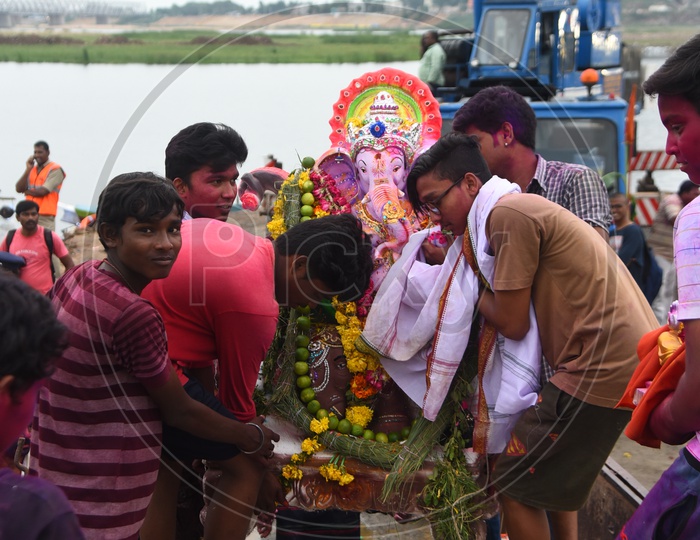 Kids unloading the Ganesha Idol from the truck