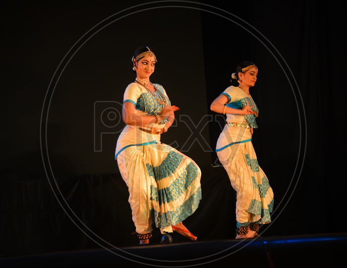Ganesha Shloka | Gajananam Bharatanatyam Dance| Aparna & Resmi - YouTube