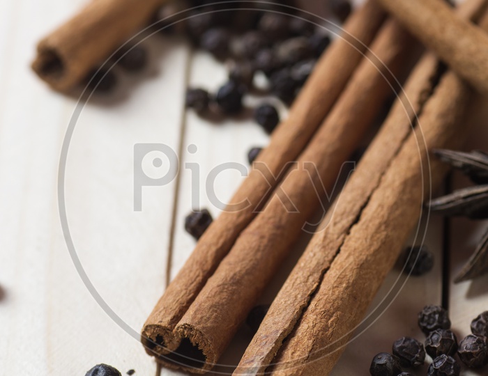 Cinnamon stick, Black Pepper