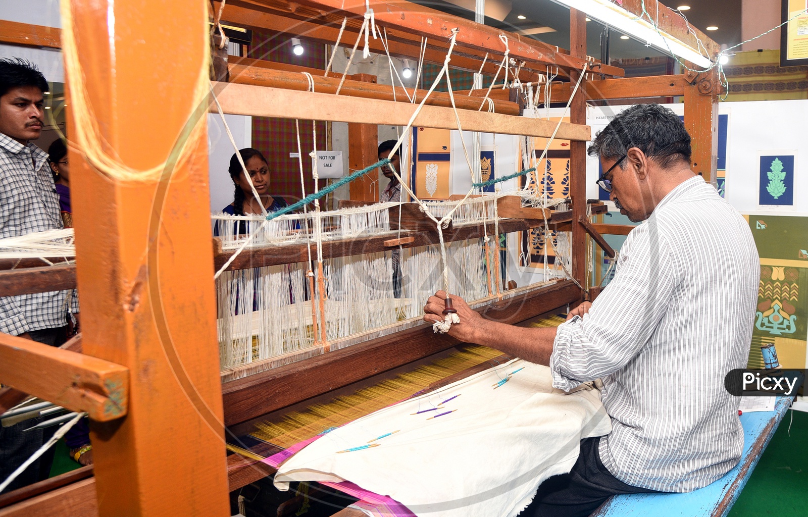 Weaver weaving fabric thread with handloom
