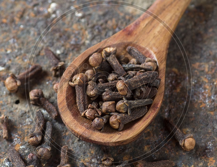 Cloves in a wooden spoon