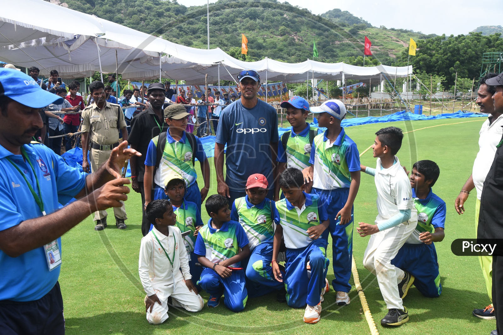 Cricketer Rahul Dravid posing for a picture with little fans