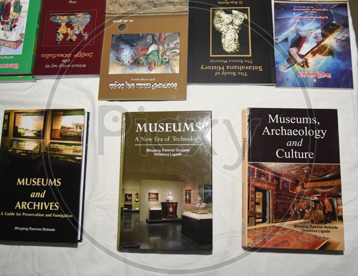 Display of books on Museums