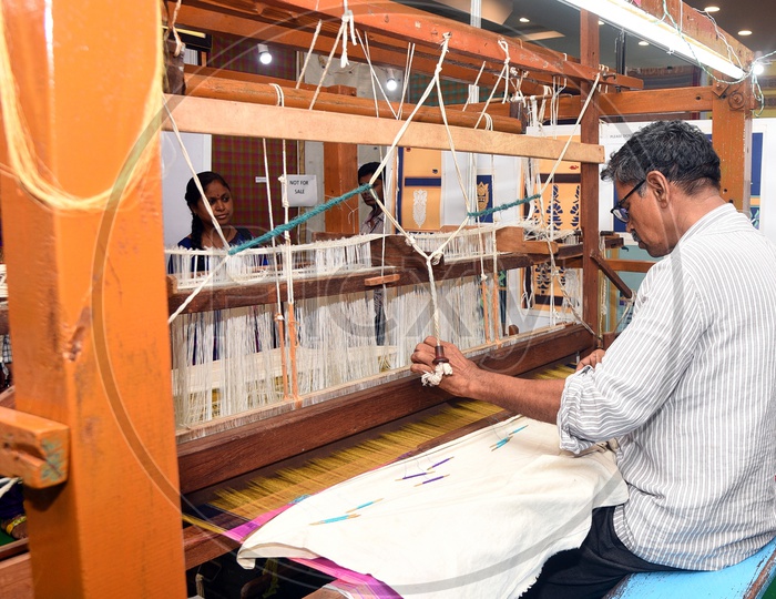 Weaver weaving fabric thread with handloom