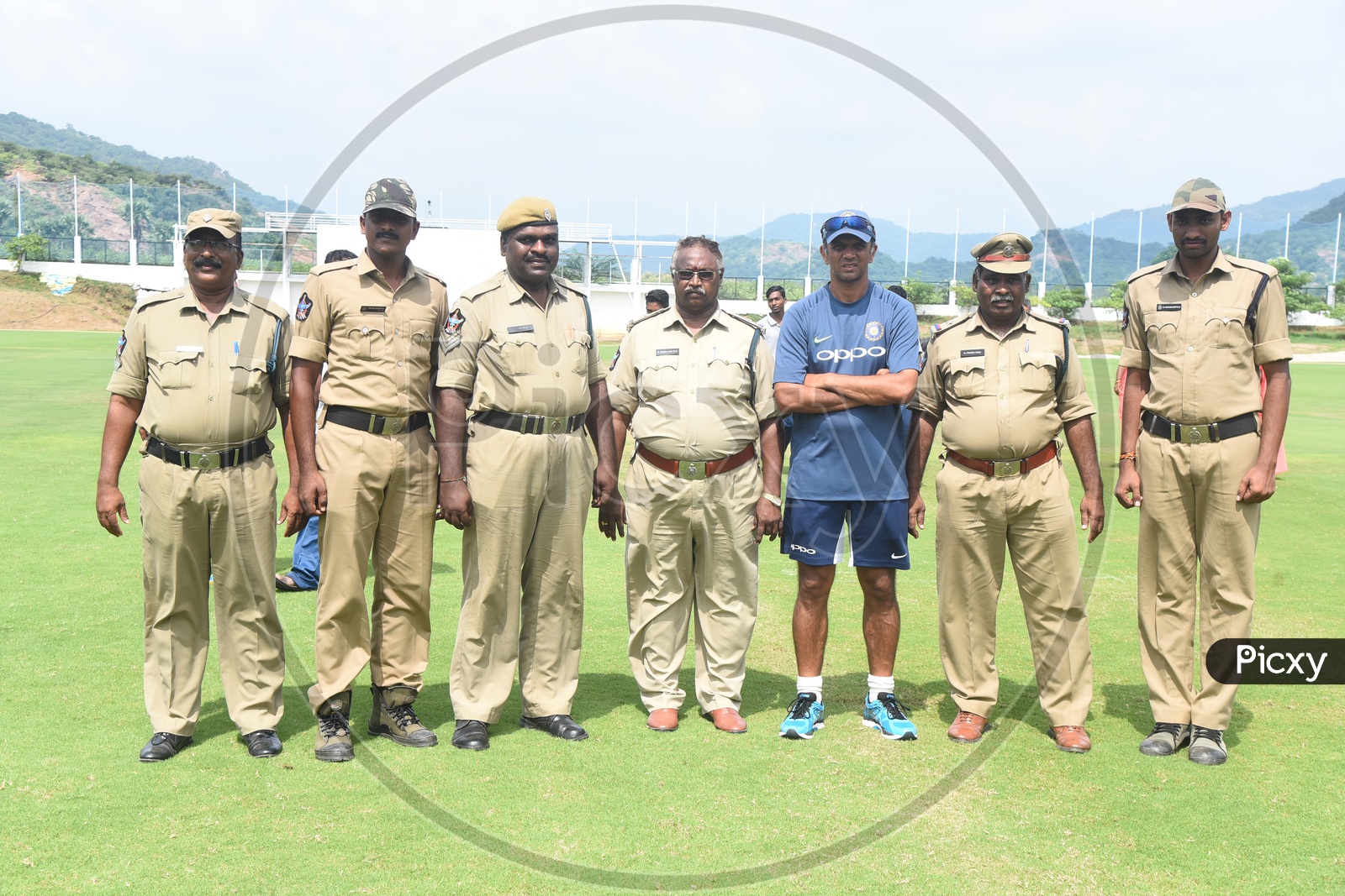 Rahul Dravid posing for a picture with policemen in the Cricket Ground