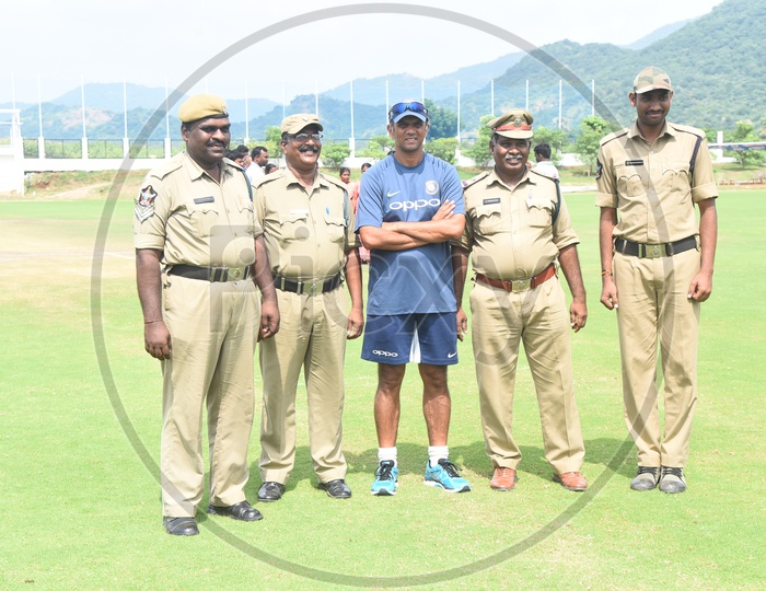 Rahul Dravid posing for a picture with police men in the Cricket Ground
